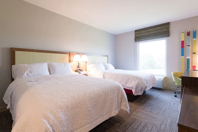 غرفة بسريرين كوين بحوض استحمام لذوي الإعاقة، Hampton Inn & Suites Fayetteville 1/10