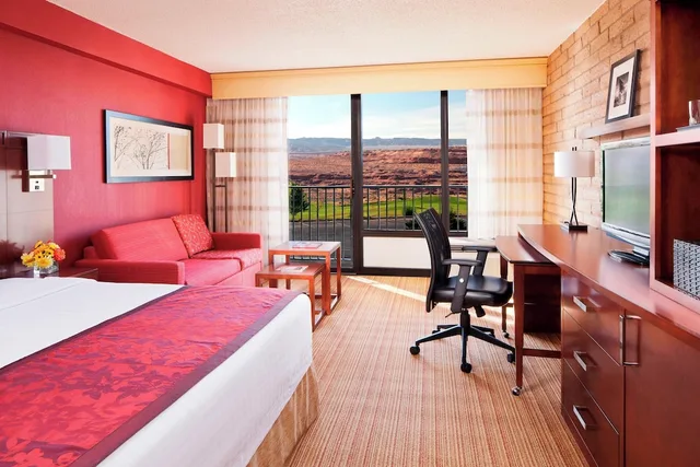 غرفة بسرير كينج بإطلالة على المسبح، Courtyard Page At Lake Powell 1/1