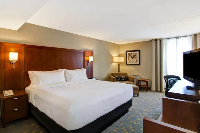 غرفة تنفيذية بسرير كينج، Holiday Inn Oakville Centre 3/5