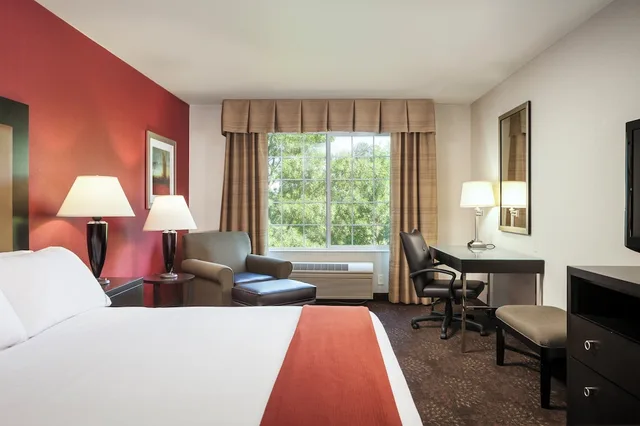 Standard, King Bed, Extra Floor Space، Holiday Inn Express Corvallis-On The River 2/9