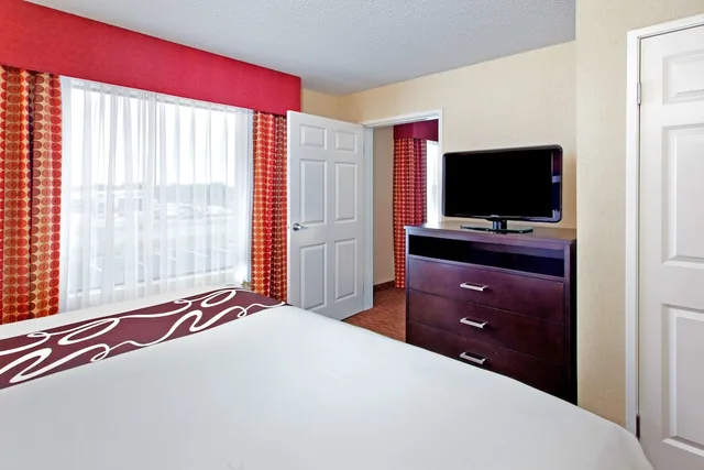 جناح بسرير كينج بغرفة نوم واحدة، La Quinta Inn Suites Warner Robins 3/7