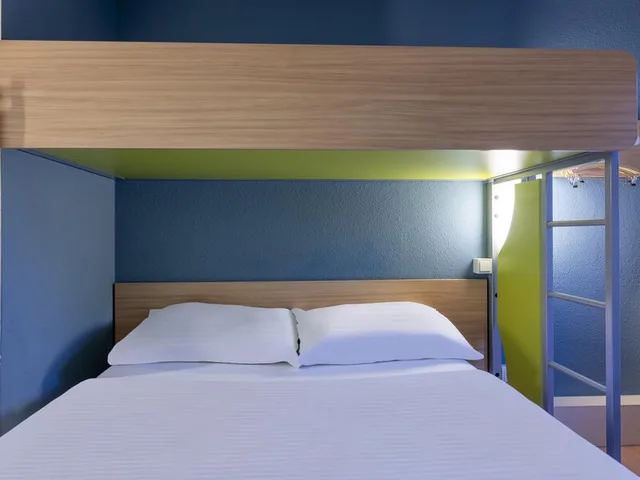 غرفة بسرير كوين بشرفة، B&B Hotel Mannheim-City 1/1