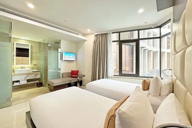 Senior, Twin Beds, Partial Ocean View، Holiday Beach Hotel Danang 1/10