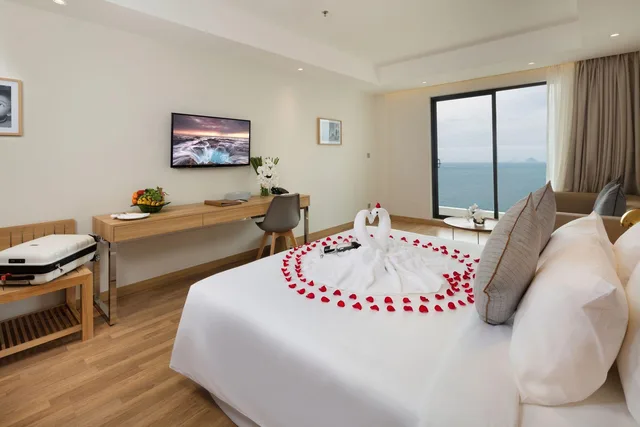 جناح عائلي بسرير كوين وسرير فردي بإطلالة على البحر بشرفة، Nagar Hotel Nha Trang 1/1
