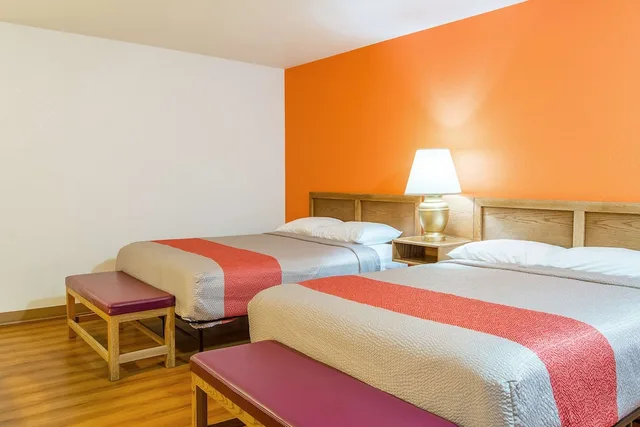 Deluxe, 1 Single and 2 Queen Beds, Kitchenette، Motel6 Madras, OR 1/5