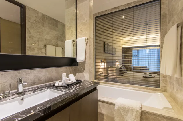 جناح تنفيذي بسرير كينج وسريرين فرديين بغرفتي نوم، Im Hotel 3/3