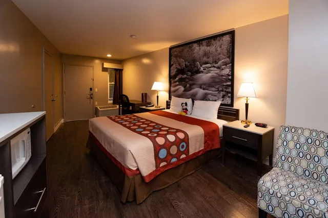 Room, King Bed, Super 8 by Wyndham Anaheim/Disneyland Drive CA 2/5