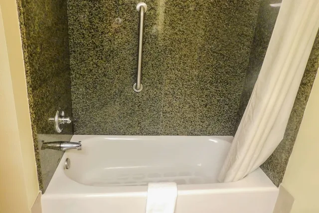 غرفة بسرير كينج، Days Inn & Suites by Wyndham Pocahontas 7/7