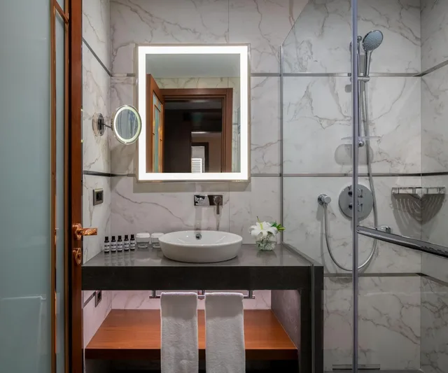 غرفة سوبيريور بسرير كينج وسرير كوين، Movenpick Hotel Istanbul Asia Airport 7/8