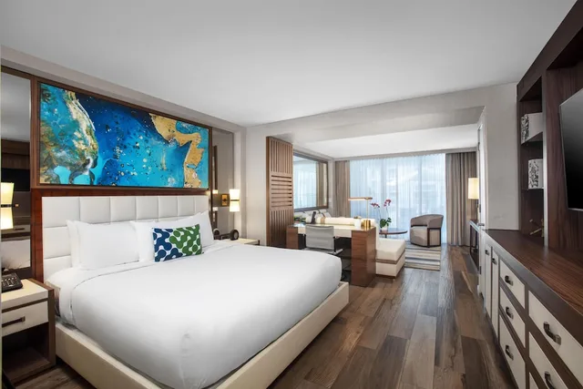 Junior Suite, King Bed, Partial Ocean View, Sofa, Bathtub, Accessible, Conrad Fort Lauderdale Beach 2/9