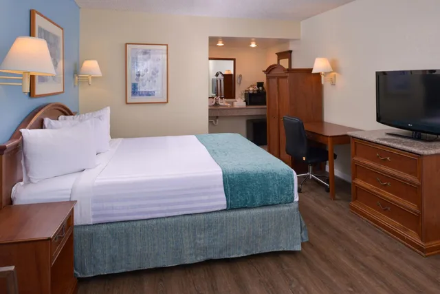 غرفة بسرير كينج بإطلالة، Edgewater Inn And Suites 3/7