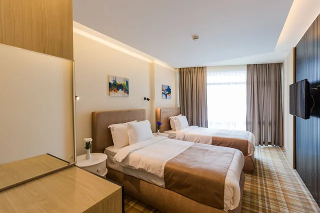 غرفة قياسية بسريرين منفصلين بإطلالة على البحر بشرفة، Best Western Premier Batumi 1/4