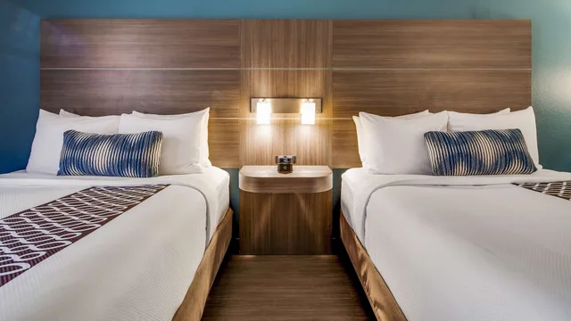 غرفة قياسية بسريرين كوين، Best Western Plus Champaign/Urbana Inn 1/4