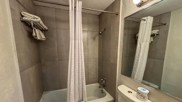 Two Queens، Motel6 Altamonte Springs, FL 8/8