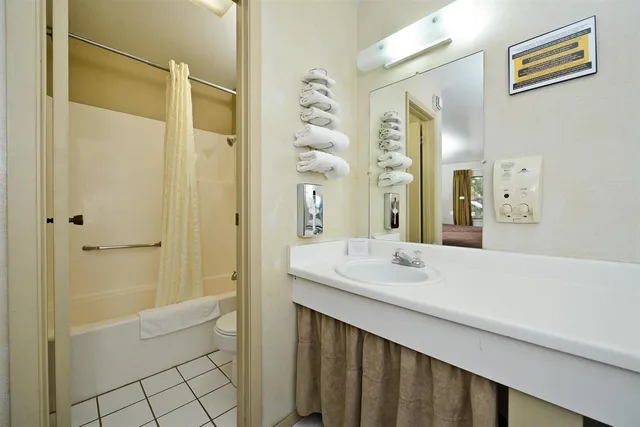 غرفة بسرير كوين، Americas Best Value Inn The Legends Inn 2/3