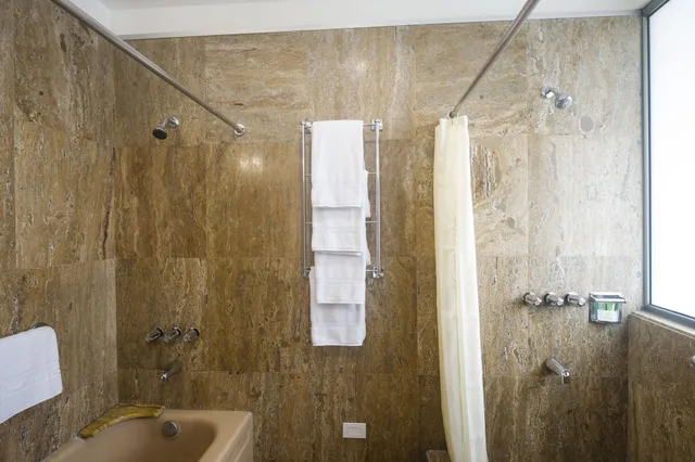 جناح، Balmoral Hotel 3/5