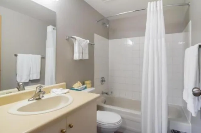غرفة بسرير كوين لغير المدخنين بمطبخ، Motel6 Saanichton, BC - Victoria Airport 9/10