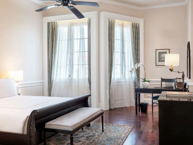 Landmark, Suite, Raffles Hotel Le Royal 7/10