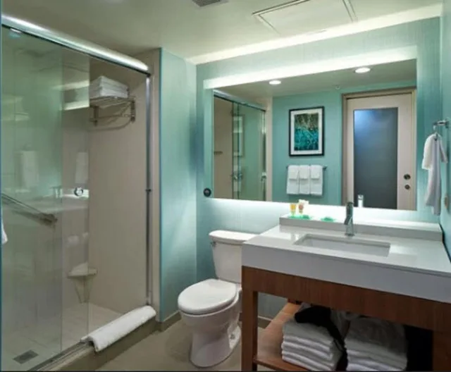 غرفة بسريرين كوين بإطلالة جزئية على البحر مع أريكة، Hyatt Place Ocean City Oceanfront 5/6