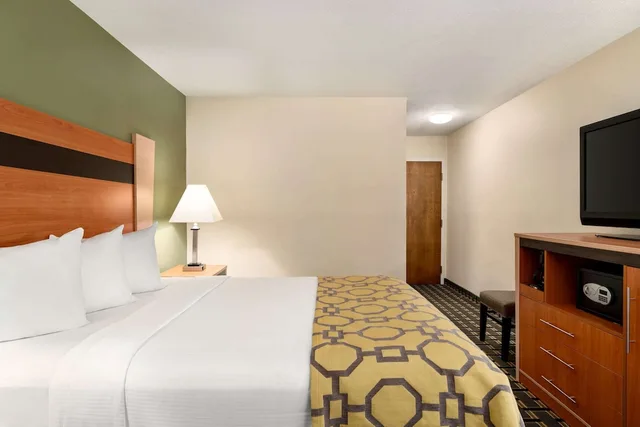 غرفة سوبيريور بسرير كوين، Baymont by Wyndham North Dartmouth / Fall River 1/4