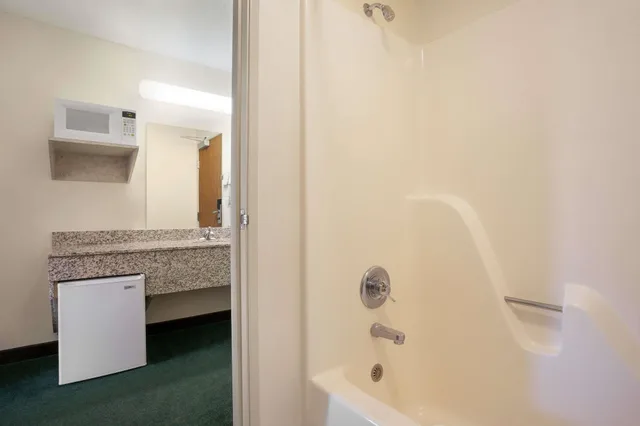 Room, King Bed, Travelodge by Wyndham Morrill 3/3