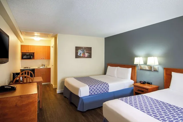 غرفة قياسية بسريرين كوين بإطلالة على الفناء، Econo Lodge Inn & Suites Calgary - University 1/1