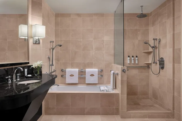 غرفة بسريرين منفصلين لذوي الإعاقة، Mandarin Oriental New York 4/5