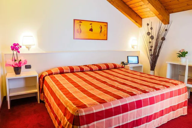 غرفة ثلاثية، HOTEL GALLIA 6/10