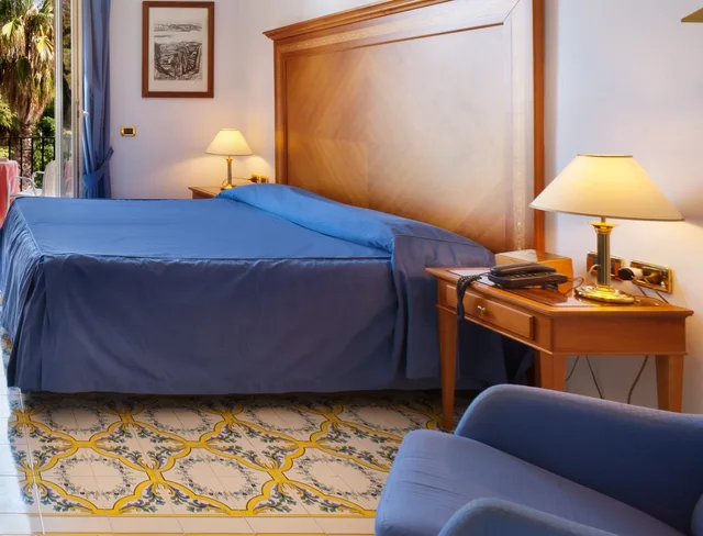 غرفة عائلية بسريرين منفصلين بشرفة مع أريكة، Hotel Continental Sorrento 3/4