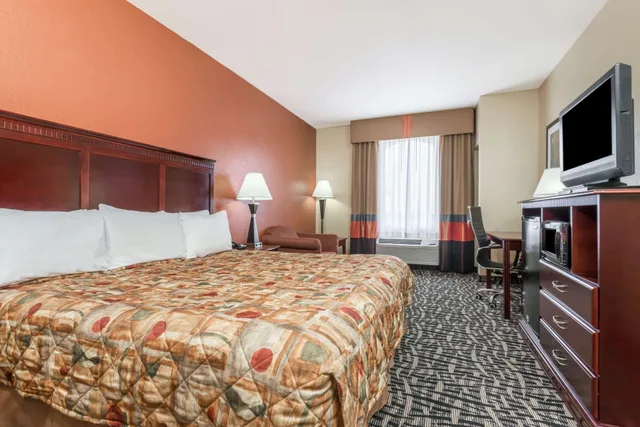 غرفة بسرير كينج لذوي الإعاقة، Days Inn & Suites by Wyndham Prattville-Montgomery 3/10