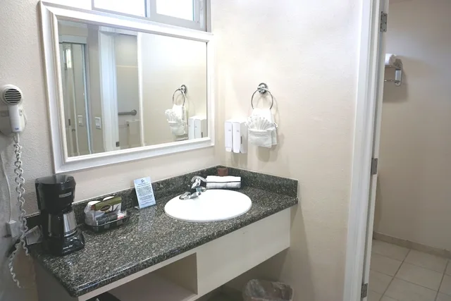 Upstairs, Standard, King Bed، King Frederik Inn 8/9