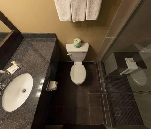 غرفة بسرير كينج وسريرين كوين بحوض استحمام، Days Inn By Wyndham Calgary Northwest 5/10