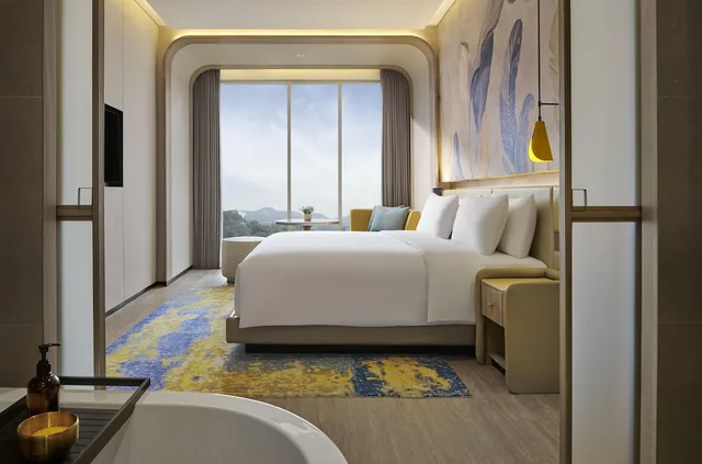 جناح ديلوكس بسرير فردي بإطلالة على المدينة بغرفة نوم واحدة، voco Bandung Setiabudi by IHG 3/3
