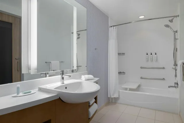 جناح بسريرين كوين مع سرير سحّاب إضافي مع أريكة بحوض استحمام لذوي الإعاقة، Springhill Suites Allentown Bethlehem Center Valley 3/4