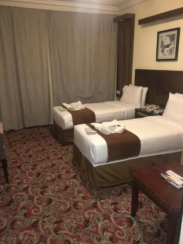 غرفة قياسية بسريرين منفصلين، فندق سكاي فيو(Sky View Hotel) 1/4