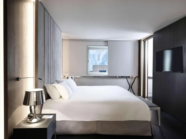 جناح بسرير كينج بمنطقة جلوس مع دخول صالة النادي، Sofitel Athens Airport 7/17