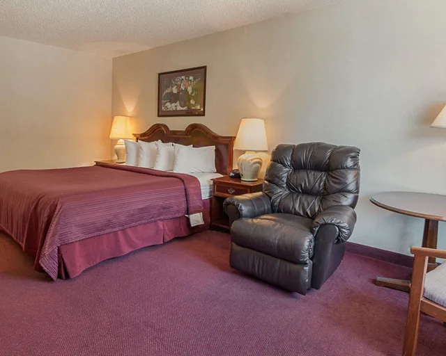غرفة بسرير كينج لذوي الإعاقة، Quality Inn Ennis 3/5