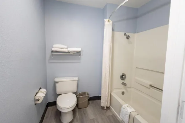 غرفة بسرير كينج مع أريكة، Quality Inn & Suites Tulare CA 7/9