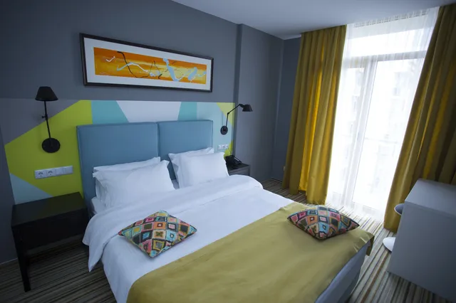 غرفة عائلية بسرير كينج بغرفة نوم واحدة مع أريكة بمطبخ، Tangerine Apart Hotel Batumi 1/2
