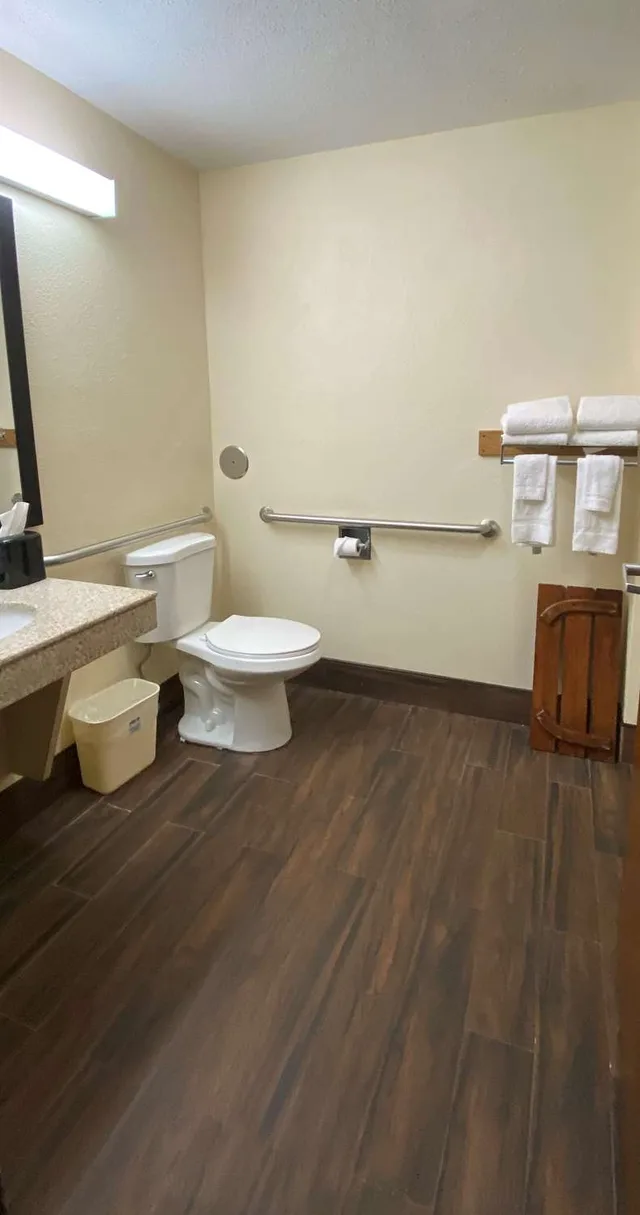 غرفة بسريرين مزدوجين لذوي الإعاقة، AmericInn by Wyndham Reedsburg 1/2