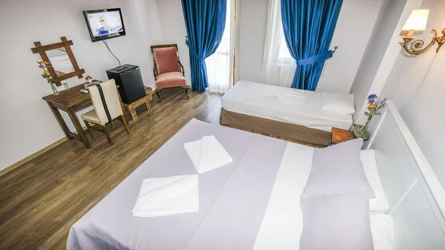 غرفة عائلية بسرير مزدوج وسرير فردي بإطلالة على البحر، Karaburun Konak Hotel 9/10