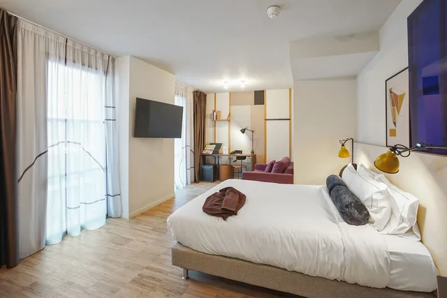 Basic, King Bed, Le Grand Quartier 1/4