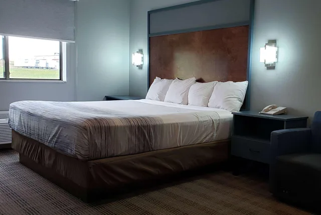 جناح بسرير كينج بغرفة نوم واحدة، AmericInn by Wyndham Mauston 1/2