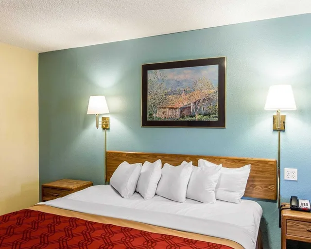 غرفة قياسية بسرير كينج للمدخنين، Econo Lodge Pryor 6/9