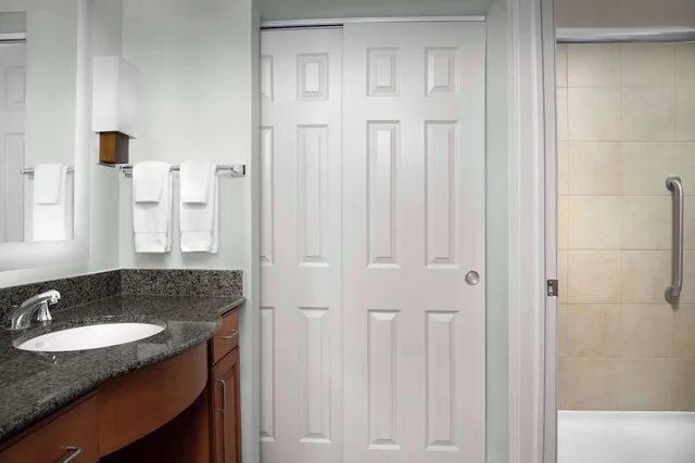 استوديو ديلوكس بسرير كينج لذوي الإعاقة، Homewood Suites by Hilton Omaha-Downtown 5/6