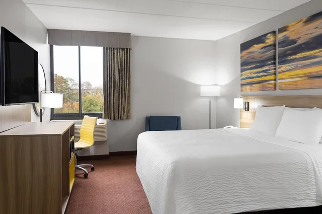 Studio, Suite, King Bed, Smoking, Days Inn By Wyndham Hagerstown 6/10