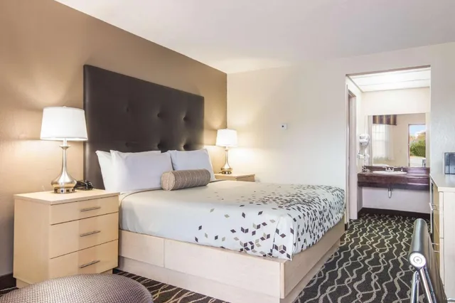 غرفة قياسية بسرير كينج لذوي الإعاقة، Americas Best Value Inn Alliance 4/6