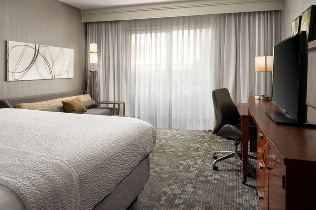 غرفة قياسية بسرير كينج مع أريكة، Courtyard Phoenix Mesa 1/3