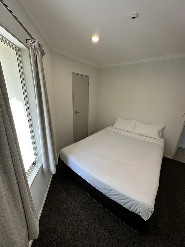 شقة بسرير كينج وسرير كوين بإطلالة على البحيرة بغرفتي نوم، Baycourt Lakefront Motel 1/3