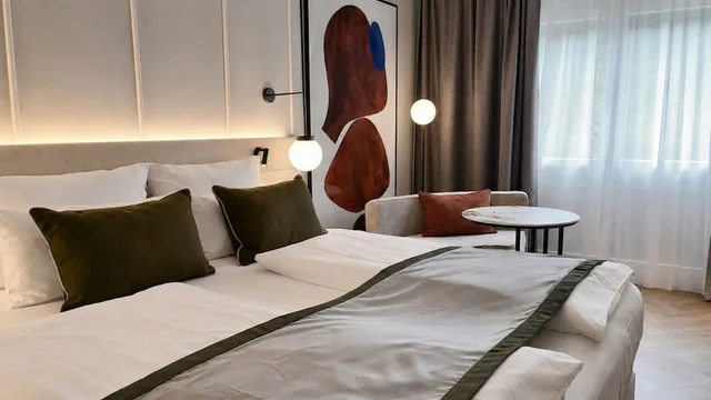 Renovated, King Bed, City View, Top Floor، Crowne Plaza Berlin City Centre Ku damm 2/4